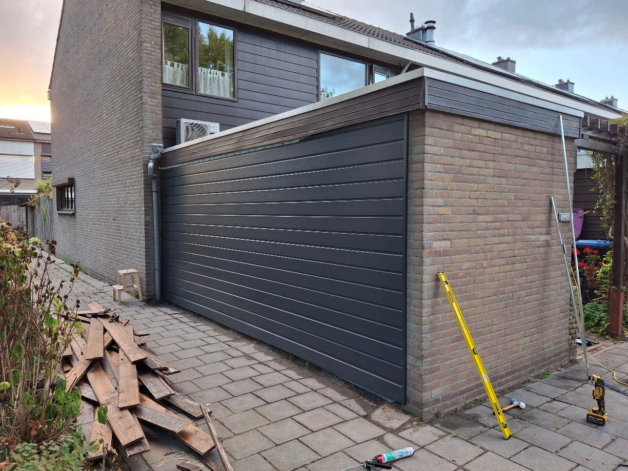 Schuur afgewerkt met antraciet Keralit gevelbekleding
