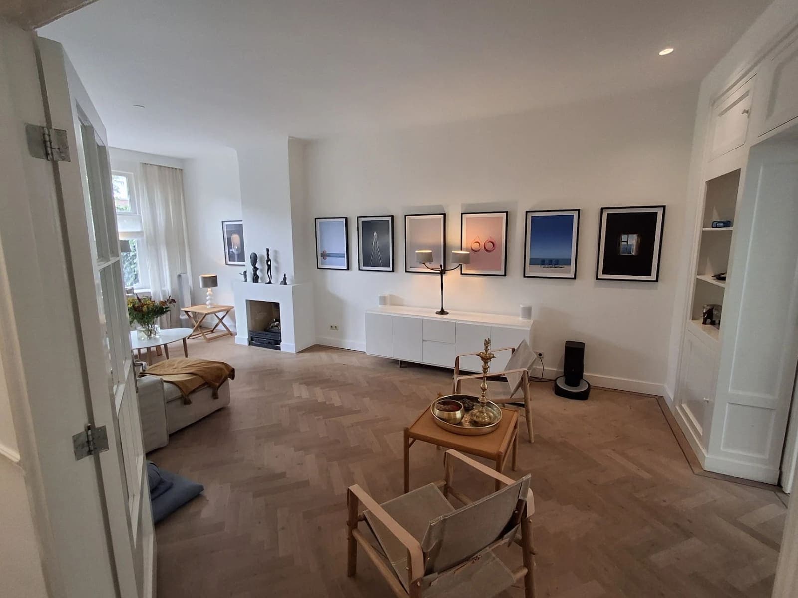Afgewerkte, gerenoveerde woonkamer met houten vloer